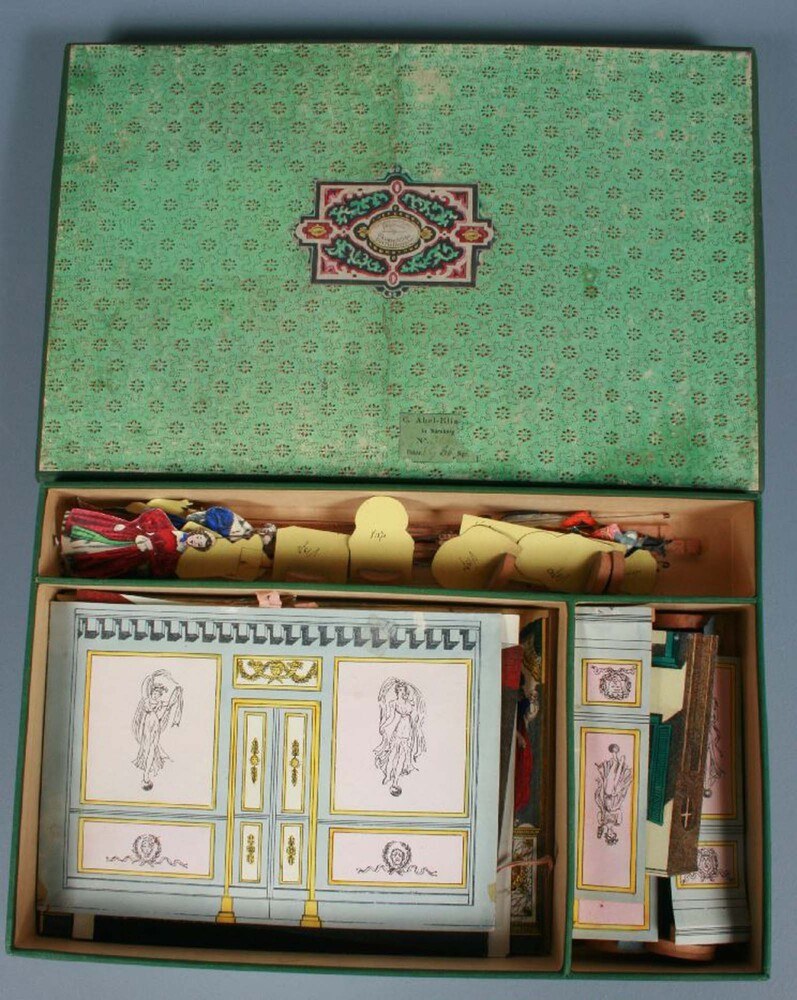 Ein grüner Karton mit Papieren und verschiedenen anderen Gegenständen.