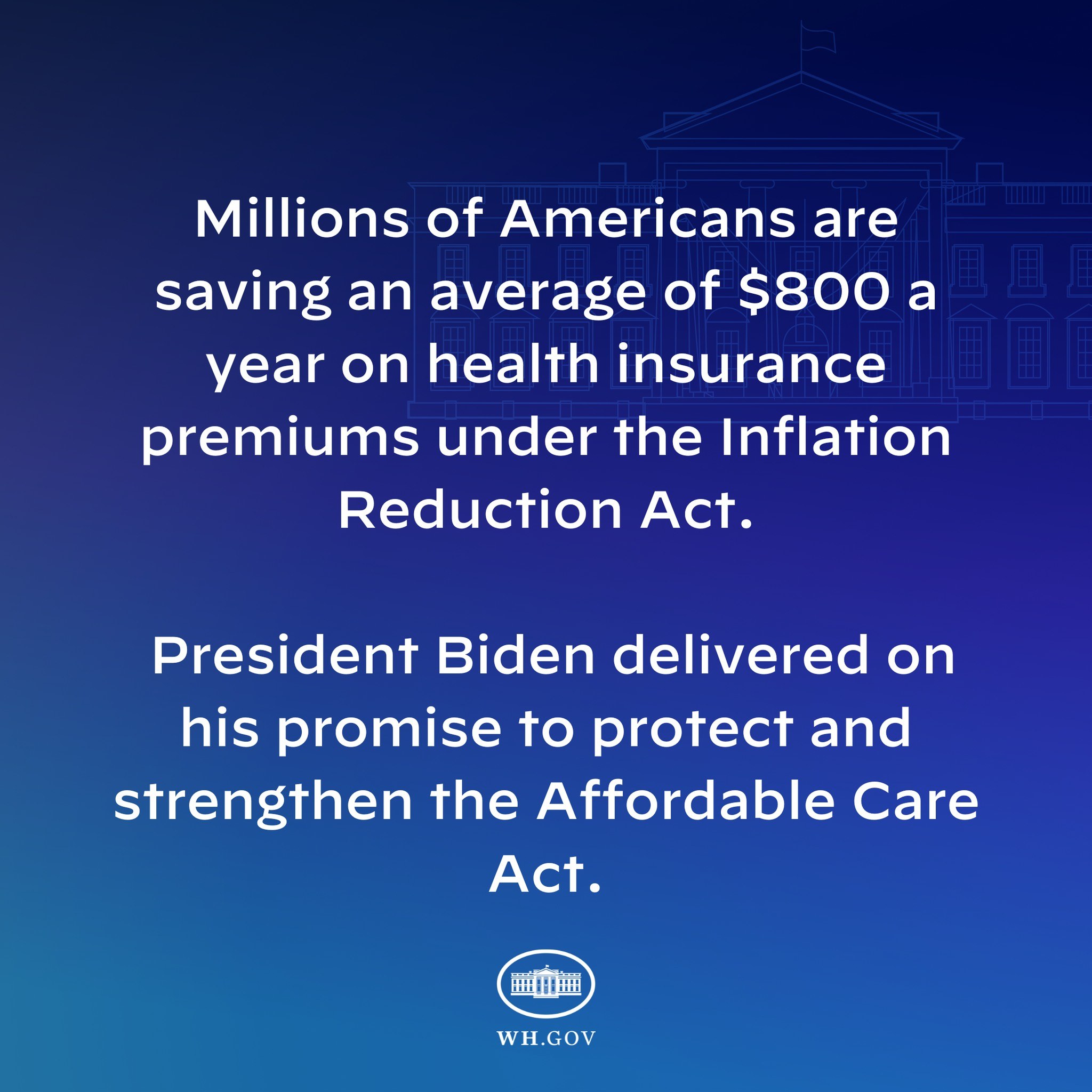 Blauer Hintergrund mit weißer Schrift, die besagt: "Millionen von Amerikanern sparen durchschnittlich 800 USD pro Jahr an Gesundheitsversicherungsprämien thanks to the Inflation Reduction Act" in der Mitte, mit einem Logo darunter.