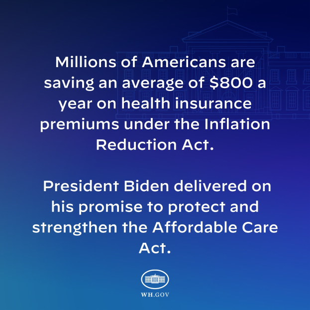 Blauer Hintergrund mit weißer Schrift, die besagt: "Millionen von Amerikanern sparen durchschnittlich 800 USD pro Jahr an Gesundheitsversicherungsprämien thanks to the Inflation Reduction Act" in der Mitte, mit einem Logo darunter.