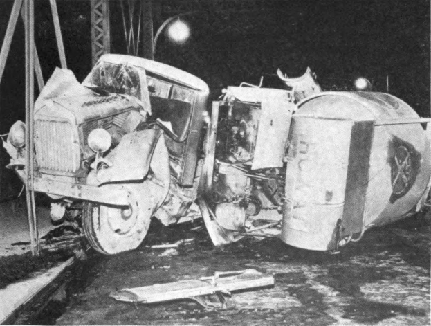 Schwarz-weiß-Foto eines umgestürzten Autos am Straßenrand mit Metallstangen und einem Laternenpfahl im Hintergrund, beschriftet mit '1930er Auto-Unfall' unten.