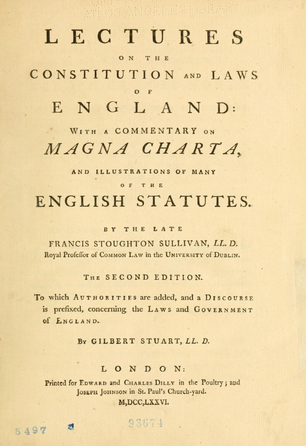 Ein altes Buch mit dem Titel "Vorträge über die Verfassung und Gesetze Englands mit einem Kommentar zur Magna Charta und Illustrationen vieler englischer Gesetze" ist auf einer Seite mit schwarzer Tinte aufgeschlagen.
