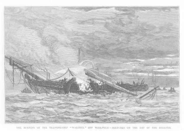 Schwarze und weiße Illustration eines brennenden Schiffs namens "Warspite" im Wasser mit aufsteigendem Rauch, umgeben von anderen Booten und Menschen, betitelt "Die Verbrennung des Ausbildungs-Schiffs Warspite vor Woolwich - Skizziert am Tag der Katastrophe" unten.