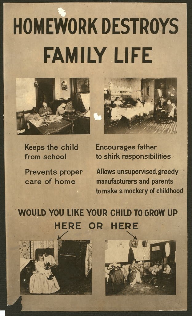 Plakat mit großem Text "Hausaufgaben zerstören das Familienleben" und Bilder von einer vielfältigen Gruppe von Menschen mit entschlossener Miene.