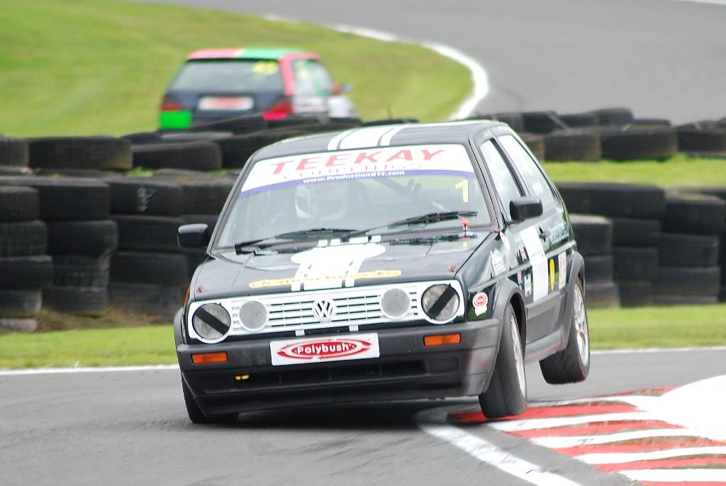 Reifen sichtbar mit Autos in der Mitte des Bildes.