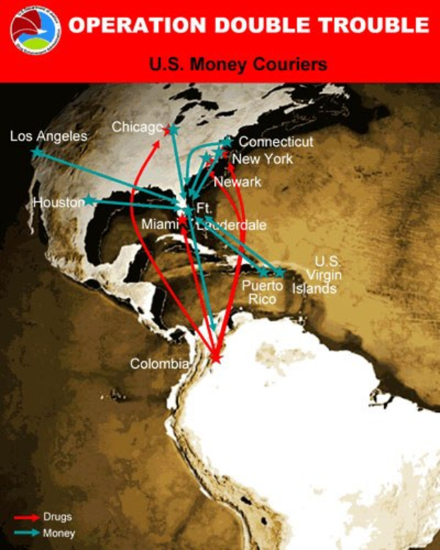Plakat mit der Aufschrift "Operation Doppeltes Spiel: US-Geldboten" mit einer Karte der USA, die in zwei Abschnitte unterteilt ist, einer für die Routen der Geldboten und einer für die Standorte der Carrier, mit fetter schwarzer Schrift auf einem weißen Rand.