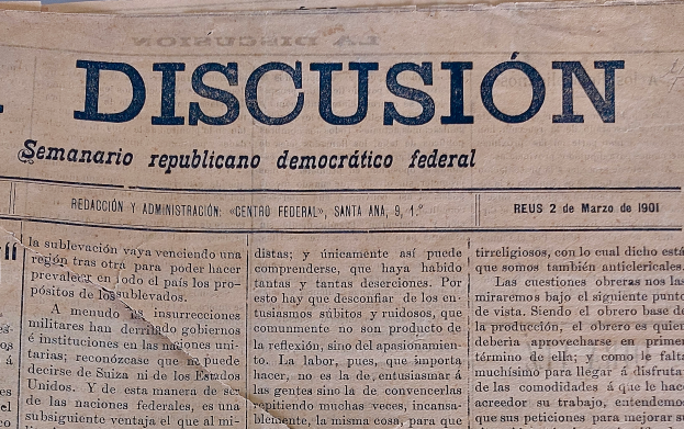 Eine gelbliche, leicht zerknitterte Zeitung mit der schwarzen Aufschrift "Diskussion", die die Überschrift "Semanario Repúblicano Democrático Federal" trägt.