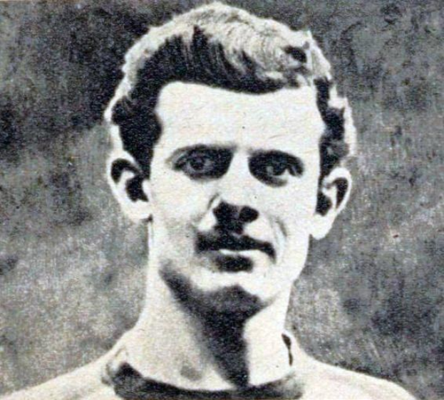 Schwarzes und weißes Porträt eines bärtigen Mannes, der mutmaßlich ein legendärer Fußballspieler ist, der im Alter von 89 Jahren starb.