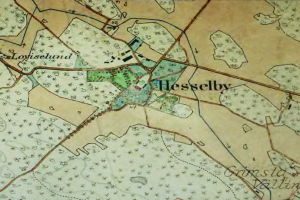 Alte Karte von Hesselby mit detaillierten Straßen, Gebäuden und Sehenswürdigkeiten, die durch Text und Zahlen markiert sind.