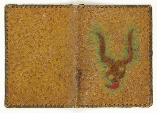 Braunes Lederportemonnaie mit einem aufgemalten Bullenkopf auf einem weißen Hintergrund.