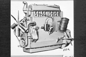 Ein Schwarz-Weiß-Foto eines Automotors mit darauf geschriebenem Text, wobei der Motor der Hauptbestandteil ist.