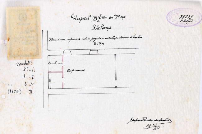 Alter Architekturplan eines Krankenhauses mit einer zentralen Zeichnung, detaillierter Raumplanung, Fenstern, Türen, Wandabmessungen und einem Stempel auf der rechten Seite.